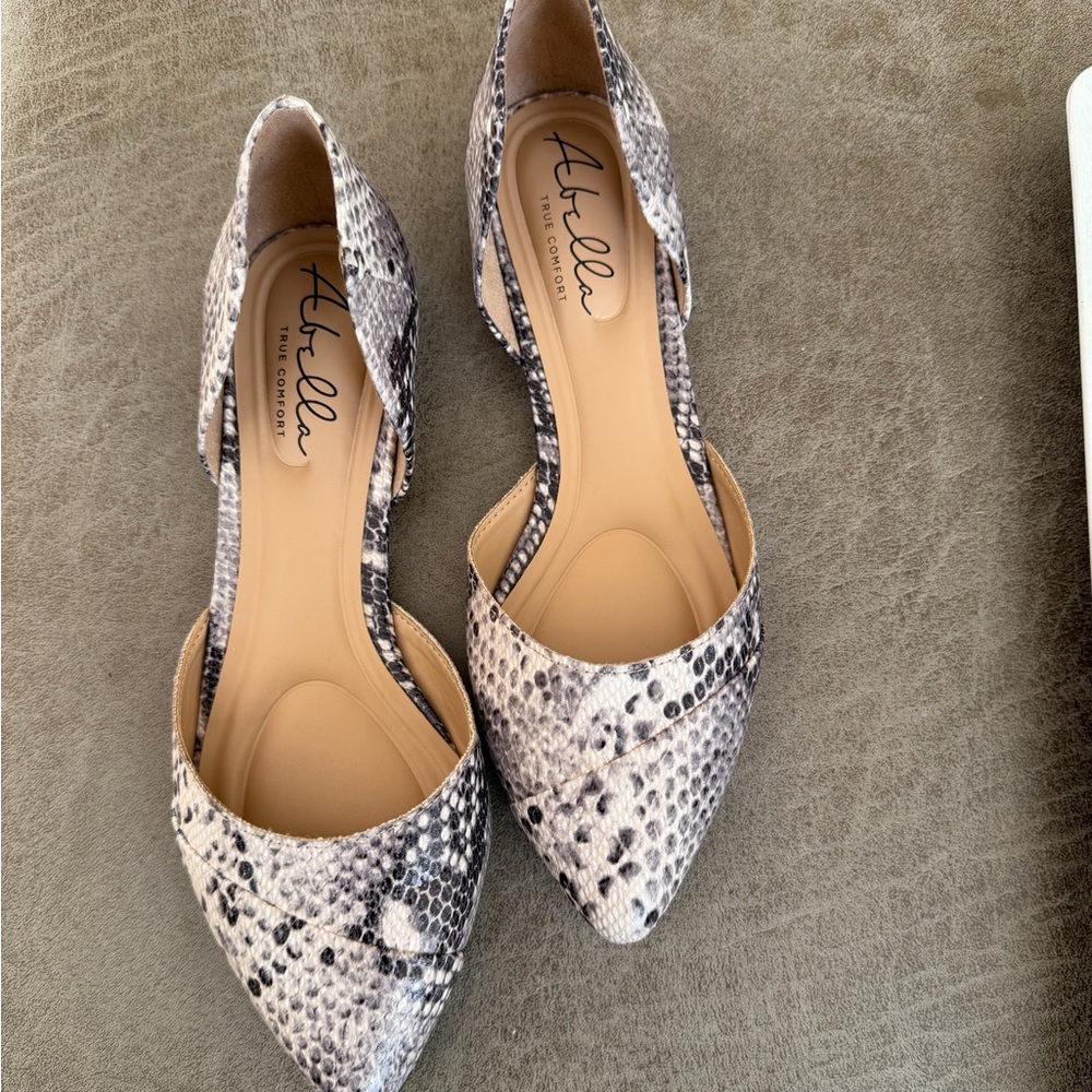 Abella Snakeskin Pattern Flats - Black and Cream